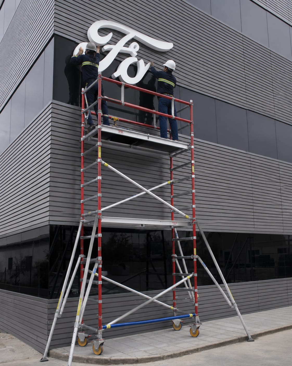 Instalación letras corpóreas Ford